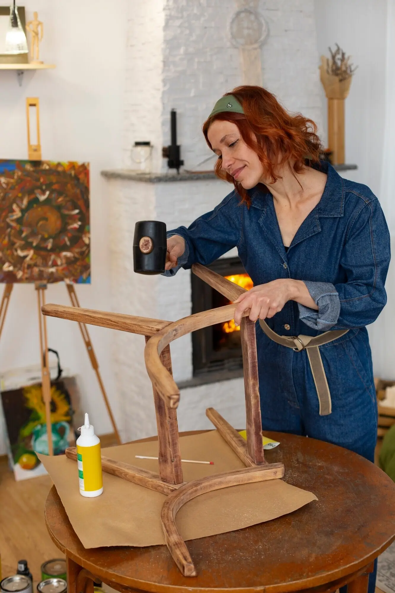 Mittelnahe Aufnahme einer Frau, die Möbel restauriert.