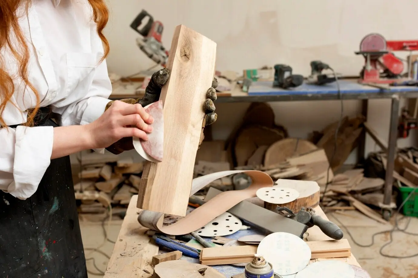 Junge Frau bearbeitet Holz.