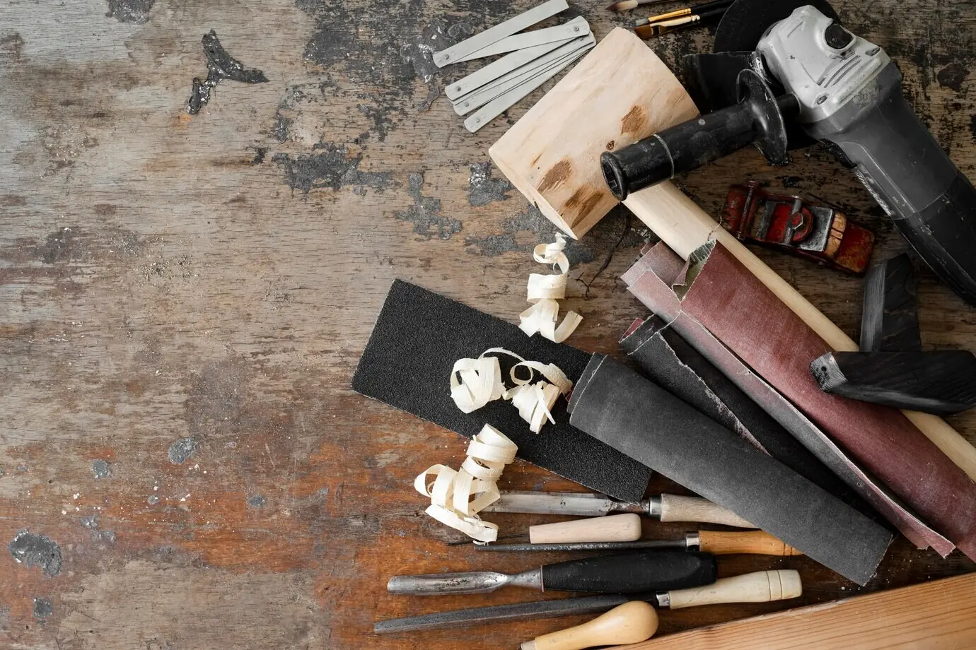 Auswahl an Bastelwerkzeugen mit Freifläche für Text