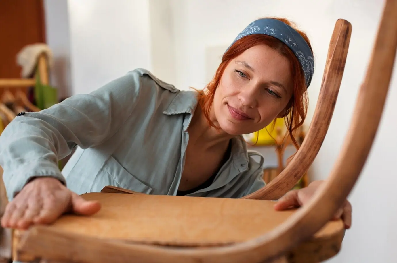 Halbnahe Aufnahme einer Frau, die Möbel restauriert.